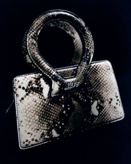 Tas Ana dari Luar adalah tas klasik berbentuk persegi dengan pegangan melingkar.
