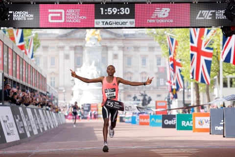 Sabastian Sawe crosses the finish line