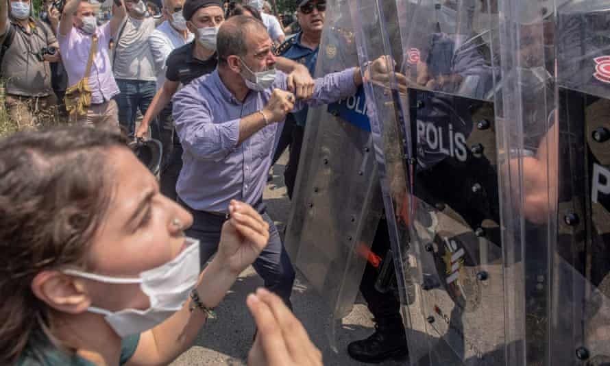 HDP deputy Tuma Celik clashes with Turkish riot police