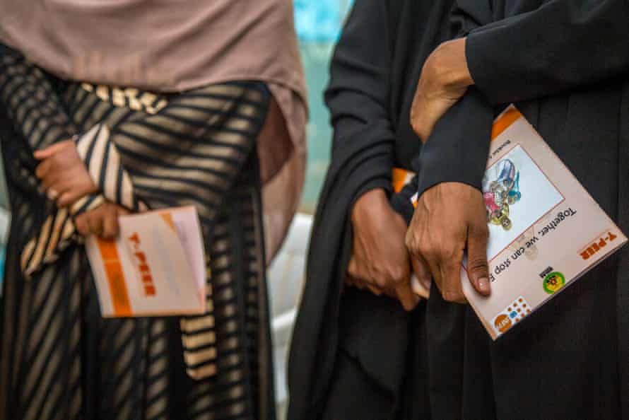 Estudiantes en Hargeisa, Somalilandia, con folletos que brindan pautas sobre la promoción de la mutilación genital femenina.