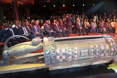 França devolve tambor falante sagrado saqueado da Costa do Marfim há mais de 100 anos