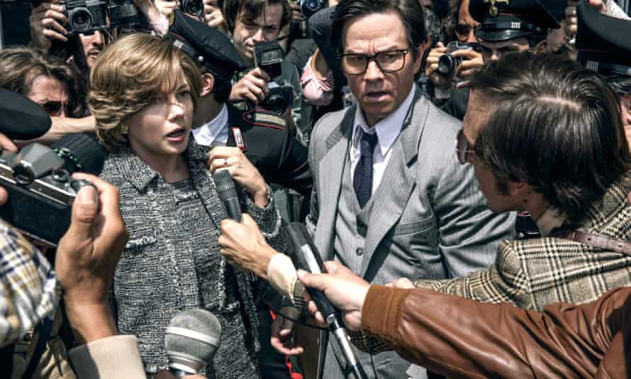 Michelle Williams et Mark Wahlberg, entourés de la presse, dans Tout l'Argent du Monde