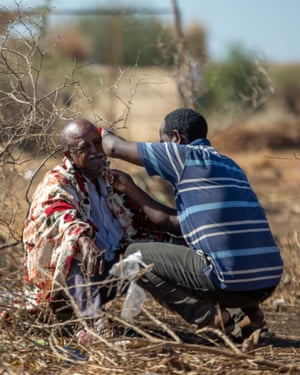 Men shaving near the Um Raquba camp.