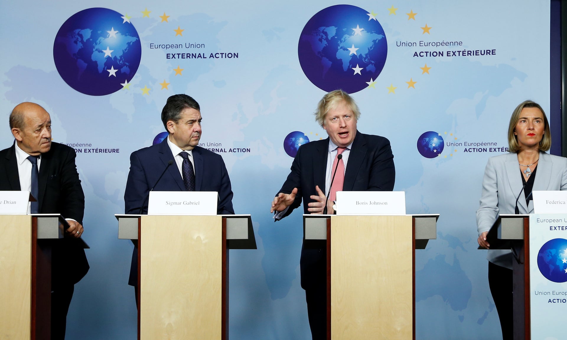 I ministri degli Esteri Jean-Yves Le Drian (Francia), Sigmar Gabriel (Germania), Boris Johnson (Regno Unito) e Federica Mogherini (UE) parlano dopo un incontro a Bruxelles sul nucleare iraniano. Credits to: Francois Lenoir/Reuters francese.