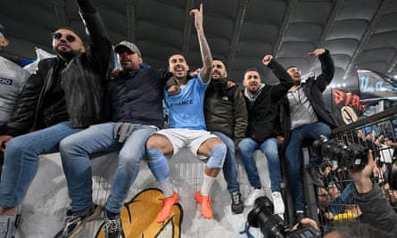 Mattia Zaccagni celebra con la afición de la Lazio tras su victoria en el derbi de Roma.