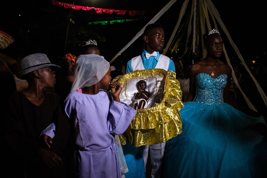 The most important Christmas procession in Quinamayó is known as the The Road to Bethlehem, led by two children who dress up as Mary and Joseph, while three young people play the role of godparents of the Black Baby Jesus.