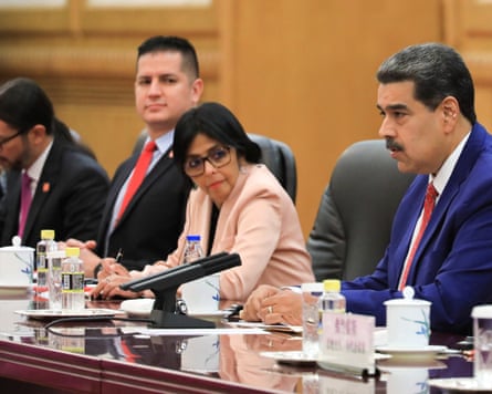 Nicolás Maduro and Delcy Rodríguez sitting in a meeting