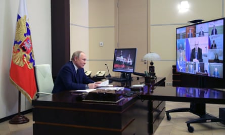 Vladimir Putin at a cabinet meeting