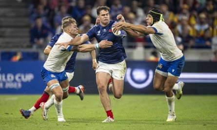 الفرنسي داميان بينود يخترق الدفاع الإيطالي خلال مباراة مرحلة البلياردو.