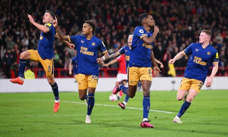 Alexander Isak of Newcastle United (second right) celebrates with his teammates after scoring from the spot during stoppage time.