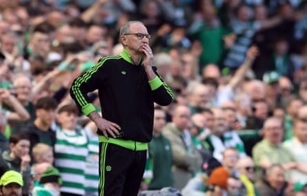 Martin O'Neill watches Celtic on the touchline
