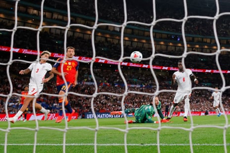 O espanhol Mikel Oyarzabal marca o terceiro gol.