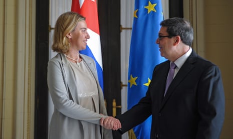 Federica Mogherini shakes hands with Cuba’s Bruno Rodriguez at the Foreign Affairs Ministry in Havana, on Friday.
