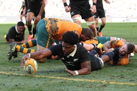 Peter Lakai scores a try the All Blacks
