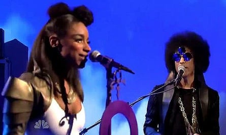 La Havas performing with Prince on Saturday Night Live in 2014.