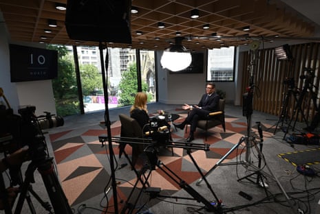 Uma foto da BBC de Laura Kuenssberg entrevistando Andy Burnham.