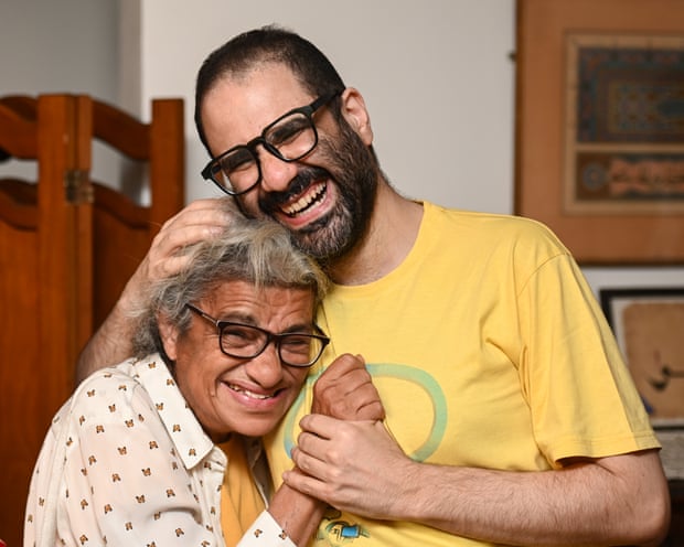 Activista británico-egipcio impidió volar al Reino Unido, según su familia Activista británico-egipcio impidió volar al Reino Unido, según su familia