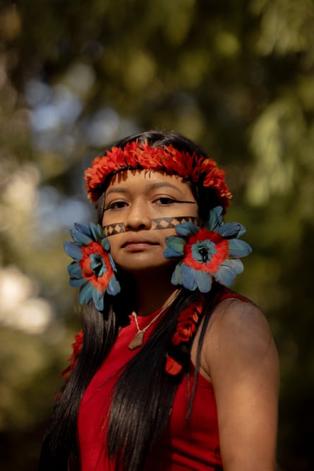 Beka faz parte da comunidade Munduruku no norte do Brasil.  “Somos conhecidas como as Formigas Vermelhas pela nossa resistência determinada e protecção do nosso território”, disse ela ao Guardian em Nova Iorque – a caminho de Minneapolis.
