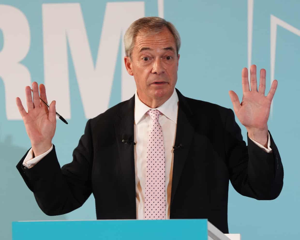 Nigel Farage niega haber dicho nada racista «con malicia» mientras ataca a la BBC Nigel Farage niega haber dicho nada racista «con malicia» mientras ataca a la BBC