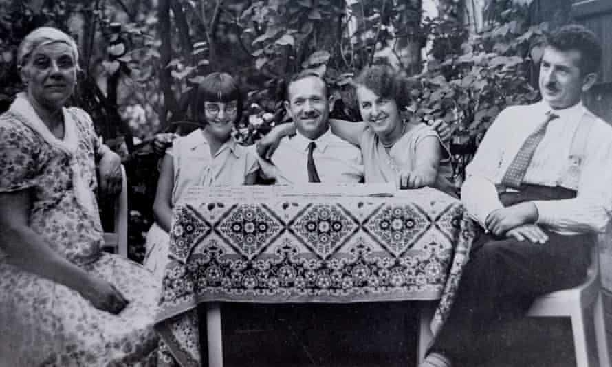Berlin honours couple who helped Jewish families flee Nazi Germany | Germany 3 Max and Malwine Schindler and Evelyn Parker with friends in 1930.