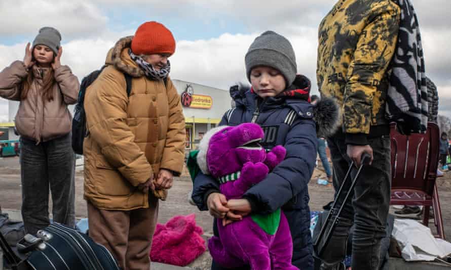 Chłopiec trzyma miękką zabawkę