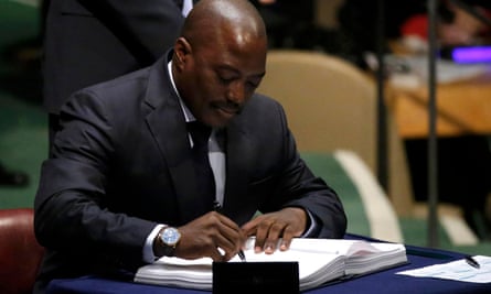 Joseph Kabila signs the Paris agreement on climate change at the UN HQ in NY