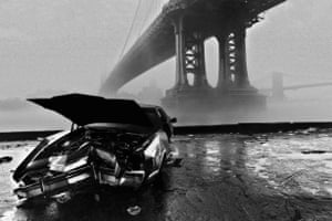 New York 1986 USA, New York: Manhattan Bridge and Brooklin Bridge in the fog. (c) Ferdinando Scianna/Magnum Photos