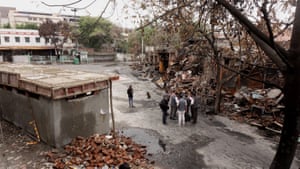 Şubat ayının son haftasında şiddet olaylarının başlaması sırasında Hindu çeteleri tarafından tamamen yakılan, Delhi'de Müslüman bir lastik pazarı. Pazar iki polis karakolundan yaklaşık 100 metre uzaklıktadır. Hintçe yazılmış polis karakolu kurulu çerçevenin sol üst köşesinde görünür.
