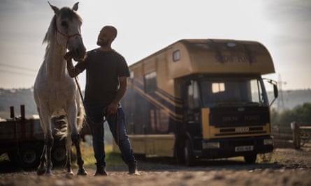 Faisal Qadir au Batley Hall Farm Riding Centre avec un cheval blanc