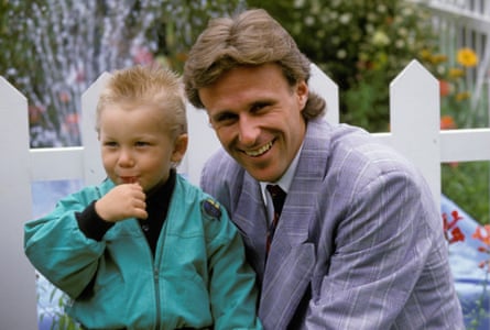 With his son Robin in Monaco in 1988. Borg wears a grey suit and Robin, then a child, wears a green jacket.