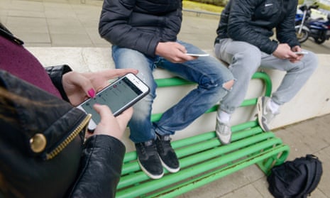 Teenagers with smartphones 
