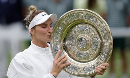 Vondrousova lisses the Venus Rosewater dish, a huge decorative gold and silver dish 
