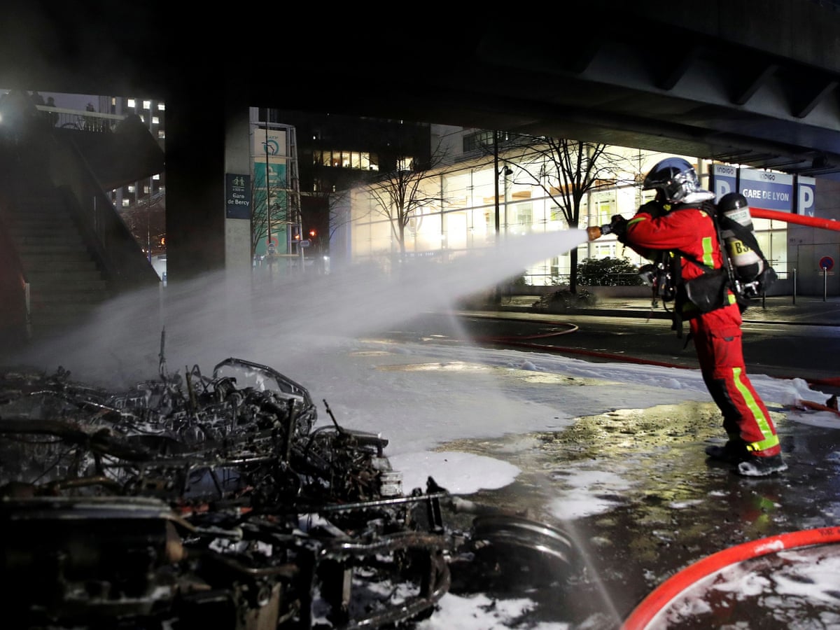 Gare De Lyon In Paris Evacuated After Fire Outside Station World News The Guardian