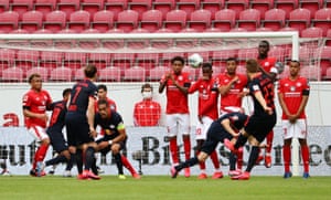 Leipzig’s Marcel Halstenberg sends the free-kick over.