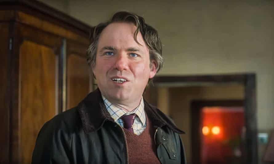 „Typ fryzjera i czerwone spodnie” ரோ Rory Kinnear w jednej z kilku ról.