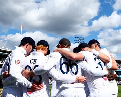 England players huddle before taking to the field for Pakistan's first innings.