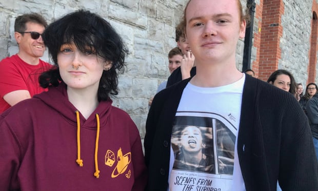 JD Carey, à gauche, et Rón Maguire, font la queue pour le concert d'Arcade Fire au 3Arena de Dublin.