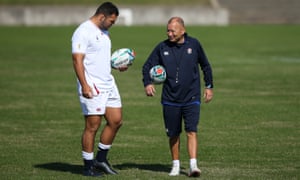 Eddie Jones (centre) talks to Ellis Genge during an England training session held in Tokyo last year.