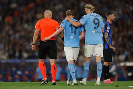 Erling Haaland menghibur Kevin De Bruyne saat gelandang Belgia itu terpaksa keluar karena cedera.