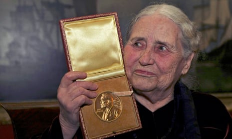Doris Lessing after being presented with the 2007 Nobel prize for literature in London.