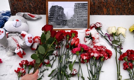 A person lays flowers at the monument to Lesya Ukrainka in Moscow on 17 January.