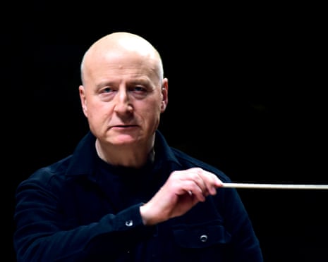 Paavo Järvi conducting the Deutsche Kammerphilarmonie Bremen in 2021.