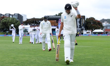 Tim Southee acknowledges the crowd as he walks from the field during the second Test match between New Zealand and England