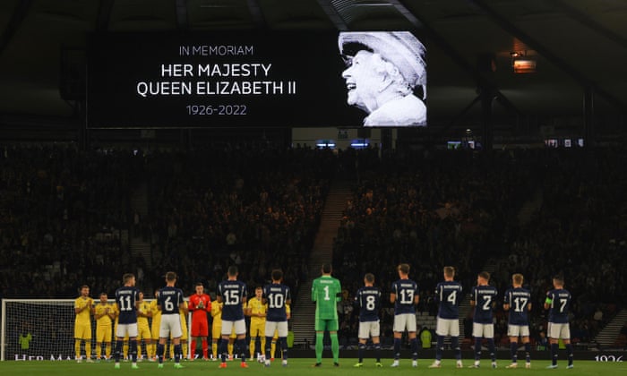 Spectators and players applaud in memory of Her Majesty Queen Elizabeth II.