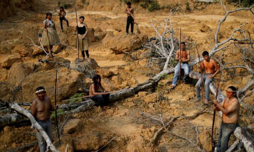 Люди племени мура в вырубленной местности в тропических лесах Амазонки, Бразилия, 2019 г.