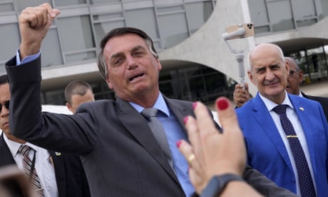 Jair Bolsonaro reage a apoiadores em frente ao palácio presidencial em Brasília na segunda-feira