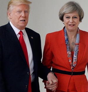 Donald Trump und Theresa May halten Hände, während sie entlang des Kommandos des Weißen Hauses in Washington laufen.