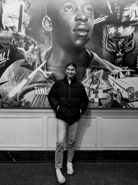 Lola Cannova, de 15 años, extremo izquierdo de los Palm Beach Garden Spreaders, en la tienda de Pelé en la ciudad de Nueva York.
