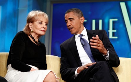 El presidente Barack Obama habla con Barbara Walters en el programa de televisión diurno The View en la ciudad de Nueva York en 2010.