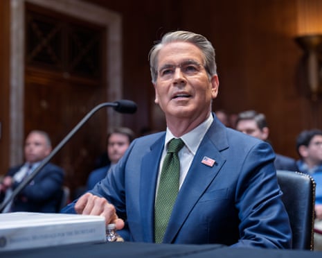 स्कॉट बेसेंट 22 अप्रैल 2026 को सीनेट विनियोग उपसमिति में गवाही देते हैं।